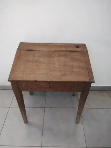 Escrivaninha de madeira