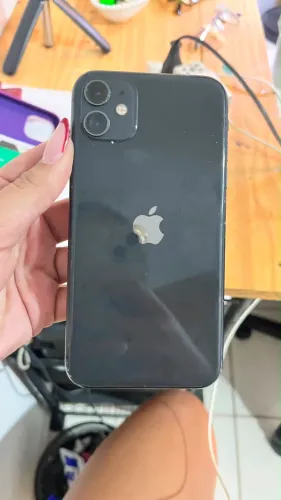iPhone 11 - com capa e fio do carregador