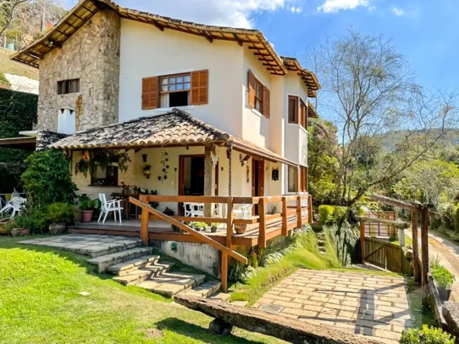 Localizada em condomínio tradicional que oferece excelente área de lazer e vista para belo