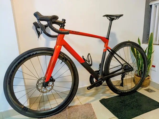 Bicicleta Speed Felt VR Advanced Carbon Shimano 105 Di2 Reynolds