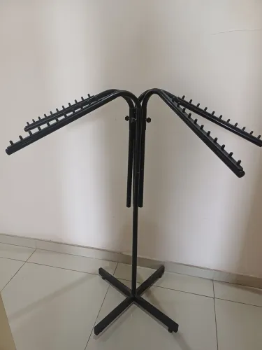DESAPEGO! Arara de Roupas de Chão Preta - Expositor - Venda Rápida!