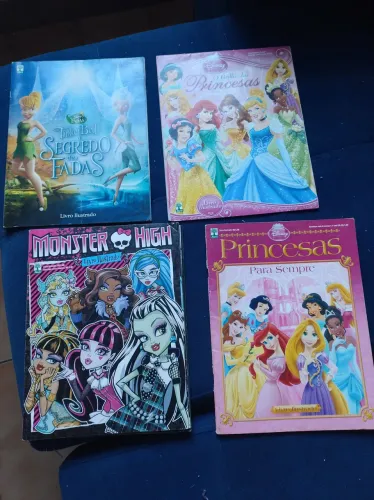Kit com 4 álbuns de figurinhas