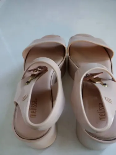 VENDO MELISSA BARATO PRA SAIR AGORA<br>N.35. ZAP *