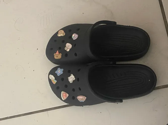 CROCS COM PINGENTE