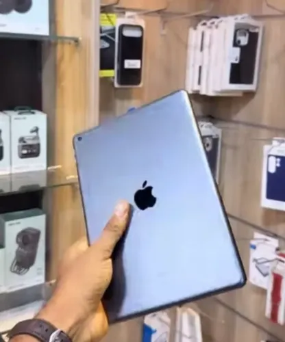 IPad 9 64GB (?) branco / cinza