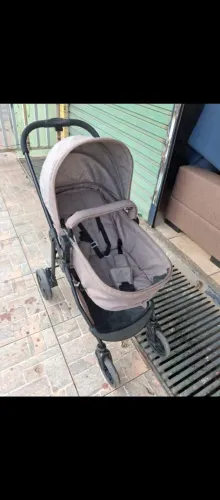Carrinho de Bebê com Bebê Conforto
