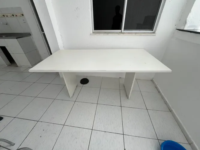 Mesa grande (com espaço para seis cadeiras)