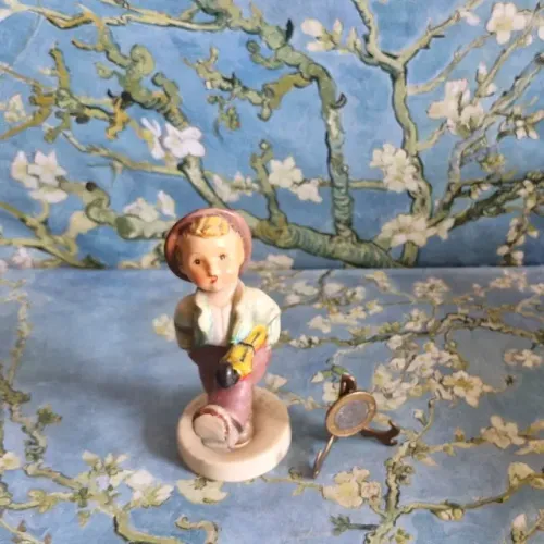 Hummel, estatueta de porcelana alemã Goebel, modelo Globe Trotter(Hum 79)que mede 13 cm.