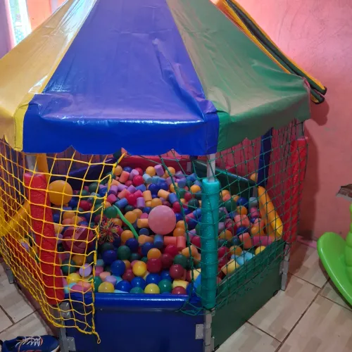?Vendo piscina de Bolinhas castelinho completo semi nova 1.50×1.50metros