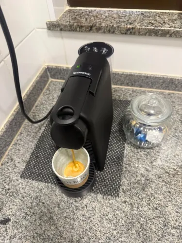 Nespresso Essenza Mini - Preto - 127V - Muito NOVO.