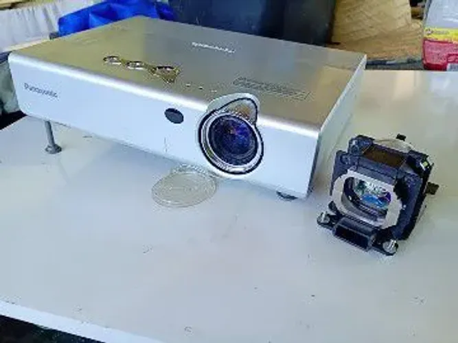 Projetor telão Panasonic com bolsa e lâmpada reserva. Mauro 31 9 * Wattzap