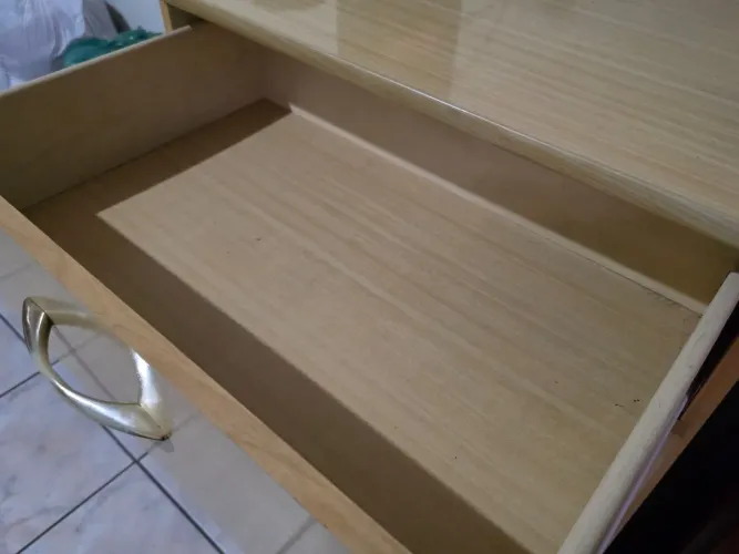 COMODA 6 GAVETAS. BOM ESTADO. POSSUI UM RISCO NA BASE.