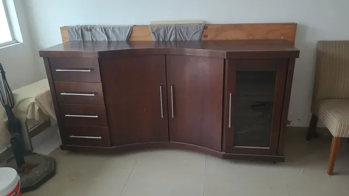 Buffet de sala em mogno super conservado ideal para pessoas de bom gosto.