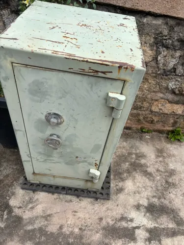 Cofre antigo de aço e concreto