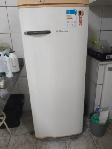 Vendo geladeira Electrolux usada