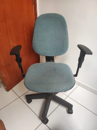 Cadeira de escritório em ótimo estado