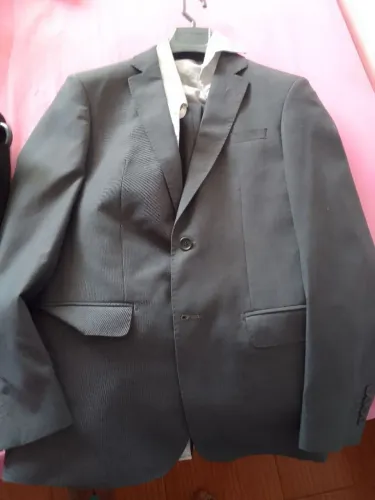 Ternos e camisas sociais. 