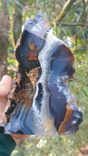 Ágata com geodo de cristal toda polida.