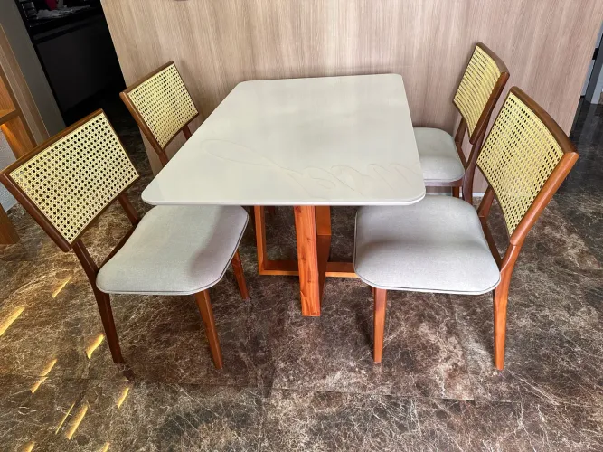 Mesa para 4 cadeiras - madeira maciça (apenas mesa)