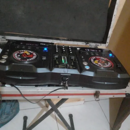 Console Workstation Integrado para DJ - Marca SKP Pro Audio