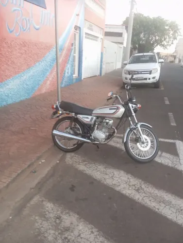 Vende-se moto 125 cilindradas