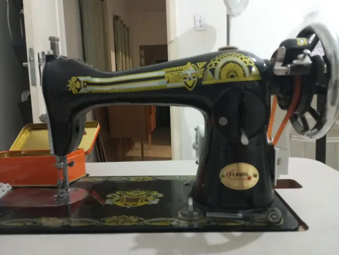Máquina de costura reta completa