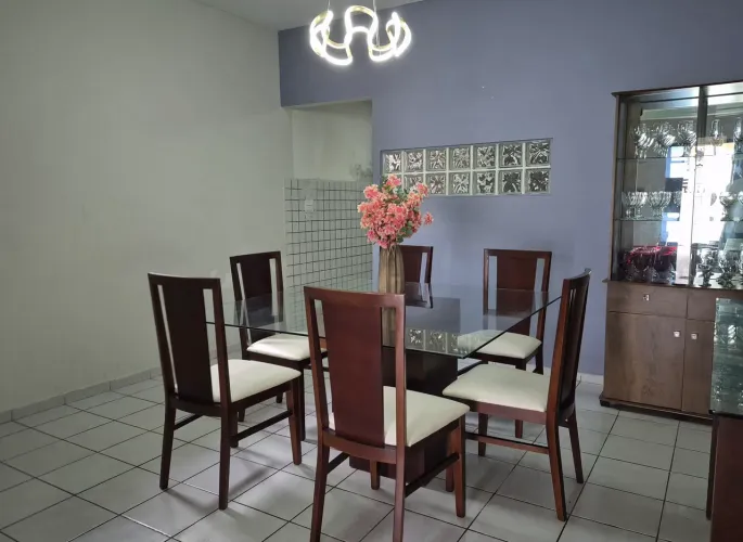 Mesa de jantar com cadeiras estofadas