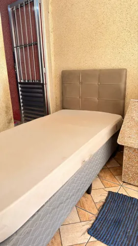 Cama de solteiro com cabeceira