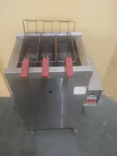 Fritadeira a Gás Água e Óleo 26L da marca Progás (modelo PR-2000 B/PAT)