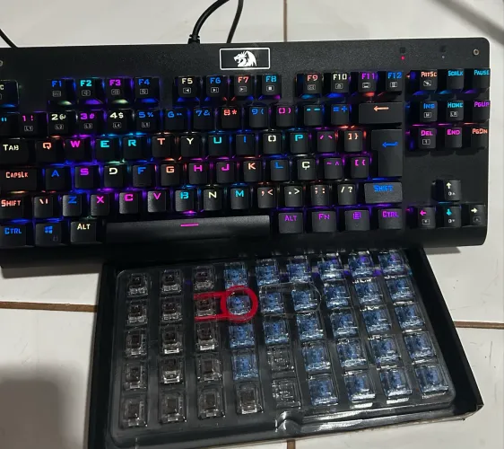 Teclado mecânico redragon Dark avanger swich Akko blue