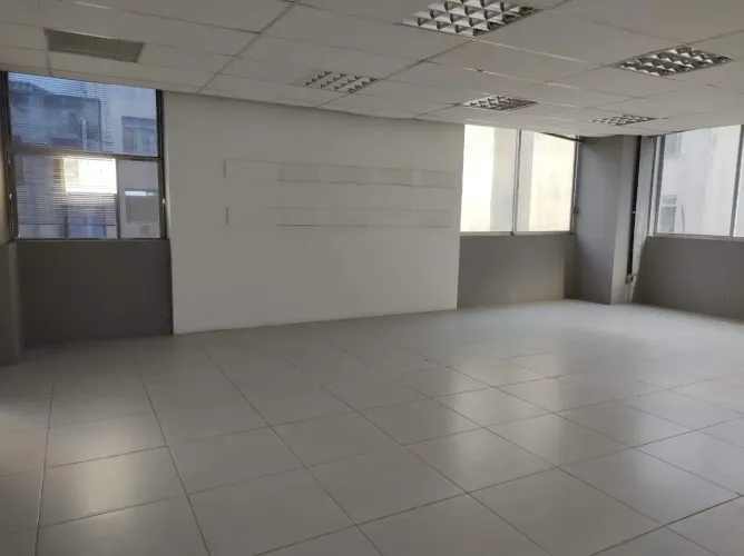 Conjunto Comercial ao lado do SESC 24 de Maio | Máximo Fluxo e Visibilidade no Centro, Rep