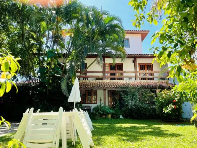 Magnífica Casa a poucos passos da Praia de Camboinhas. Dois lotes!