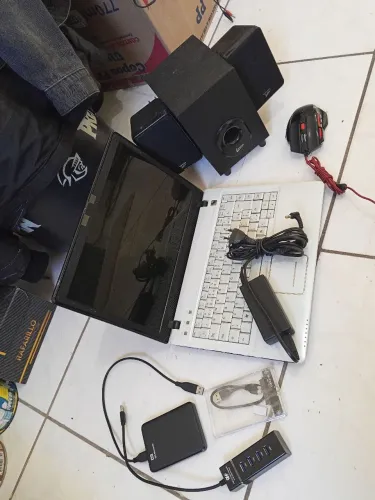 Notebook Positivo Premium e acessórios
