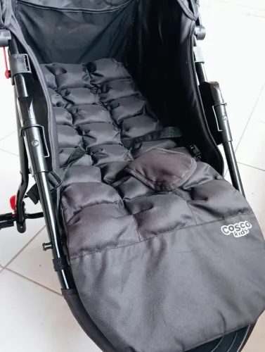 Carrinho de bebê preto muito novo