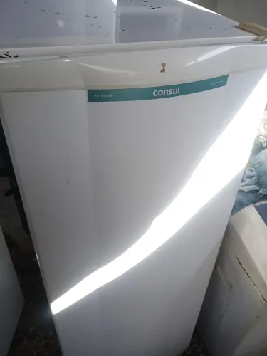 VENDO GELADEIRA PEQUENA FUNCIONANDO OK MARCAS DE USO 240 LITROS