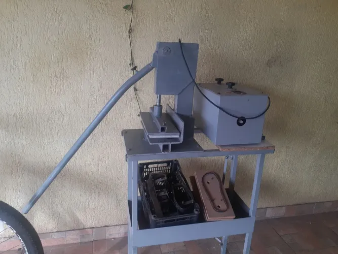 Máquina de fazer chinelo