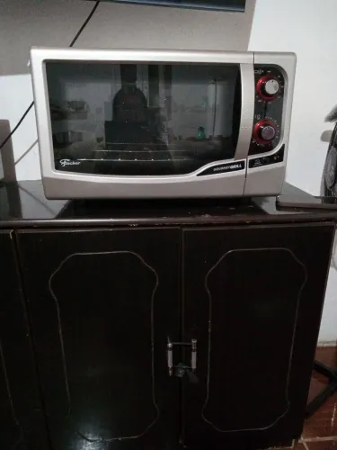 Peças de roupa e eletros do mestico.