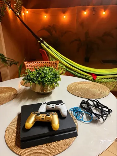 PS4 Slim 500GB + 2 Controles Originais - Excelente Estado