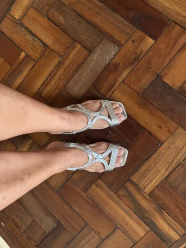 Sandália cor prata tamanho 35