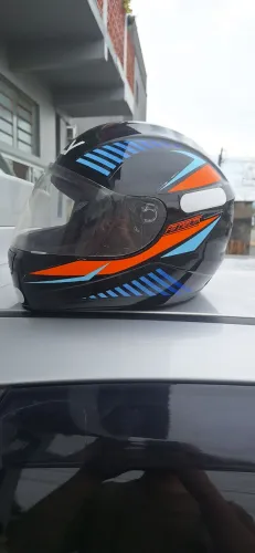 Capacete semi novo