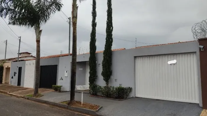 CASA AMPLA COM 3 QUARTOS, SUÍTE E QUINTAL GRANDE - GARAGEM PARA 4 CARROS!