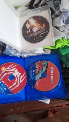 5. *Vendo 3 Jogos PS4 - The Last Of Us, Spider-Man, FIFA
