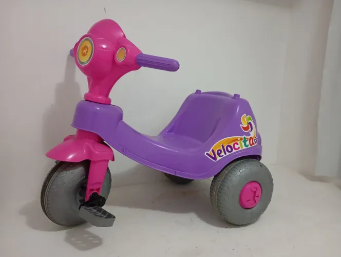 Triciclo velocita menina