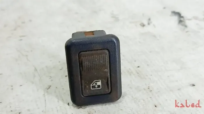 Botão traseiro vidro elétrico VW Santana 96-97 