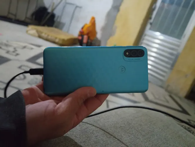 Celular moto E20