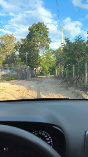 Terreno parcialmente murado no bairro do jua 