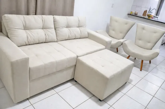 Kit sofá três lugares duas divisorias + puff grande + poltronas 