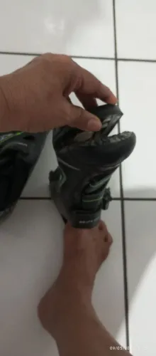 SAPATILHA CLIPADA N°42, MARCA VENZO! USADA. ÚNICO PAR.<br>