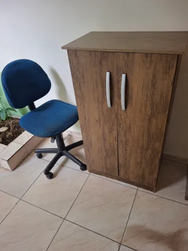 Sapateira e cadeira giratória.