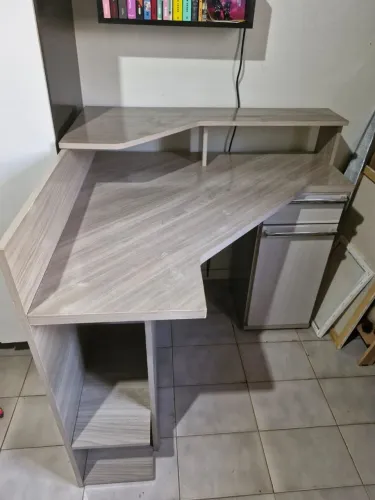 Mesa de canto de cor clara amadeirada
